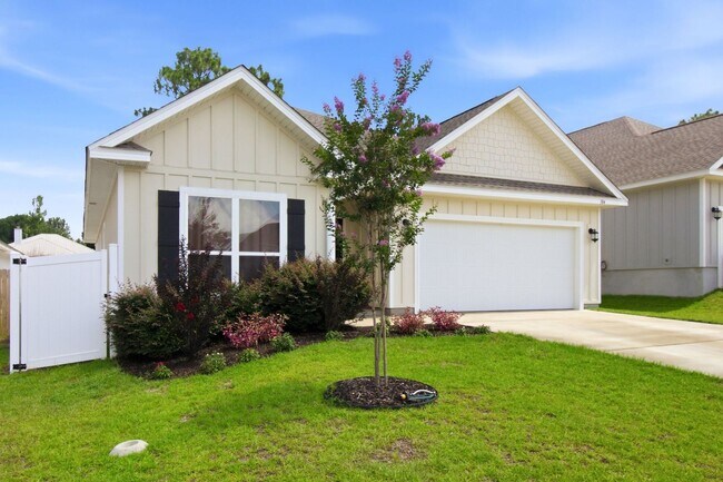 Building Photo - 4 Bedroom in CRESTVIEW!!