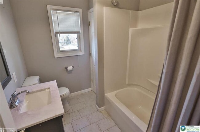 Building Photo - 2811 Kingsview Ave