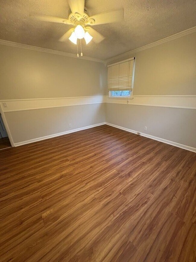 Building Photo - Spacious Home Near The Lake