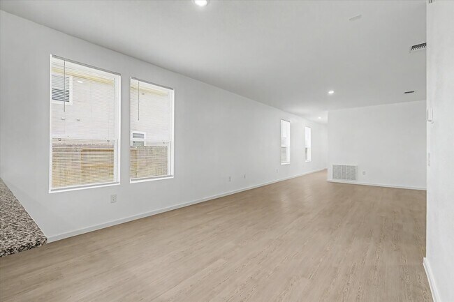 Building Photo - 511 Louis Ln