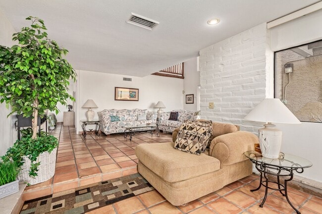 Building Photo - RESORT Style FULLY-FURNISHED Condo in Paradise Valley - 4 bedroom / 2.5 bath