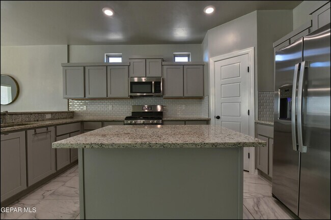 Building Photo - 600 Logwood Ave