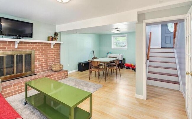 Building Photo - Splendid Split Foyer Home on Cul-de-Sac in...