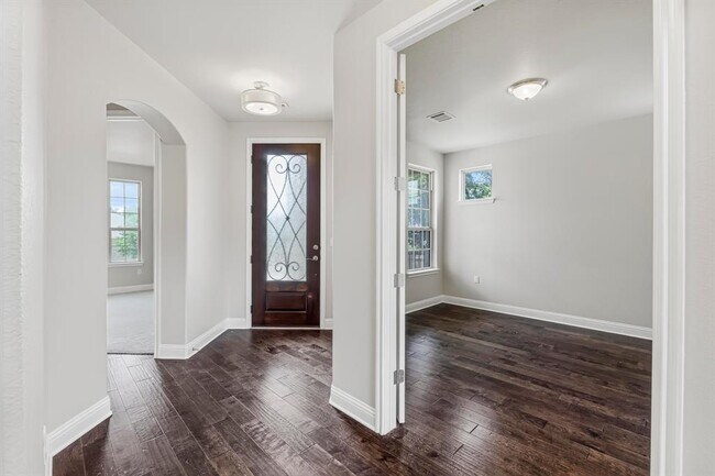 Building Photo - 505 Fair Oaks Dr