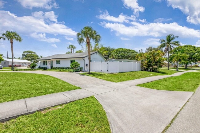 Building Photo - 204 W Whitney Dr