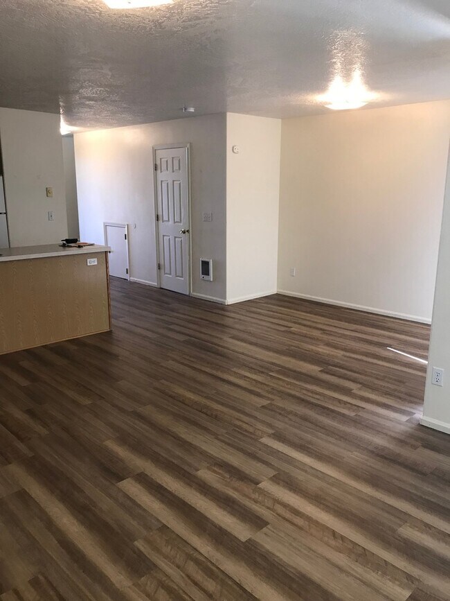 Building Photo - (SAM 15) 3 bedroom and 1.5 Bathroom duplex