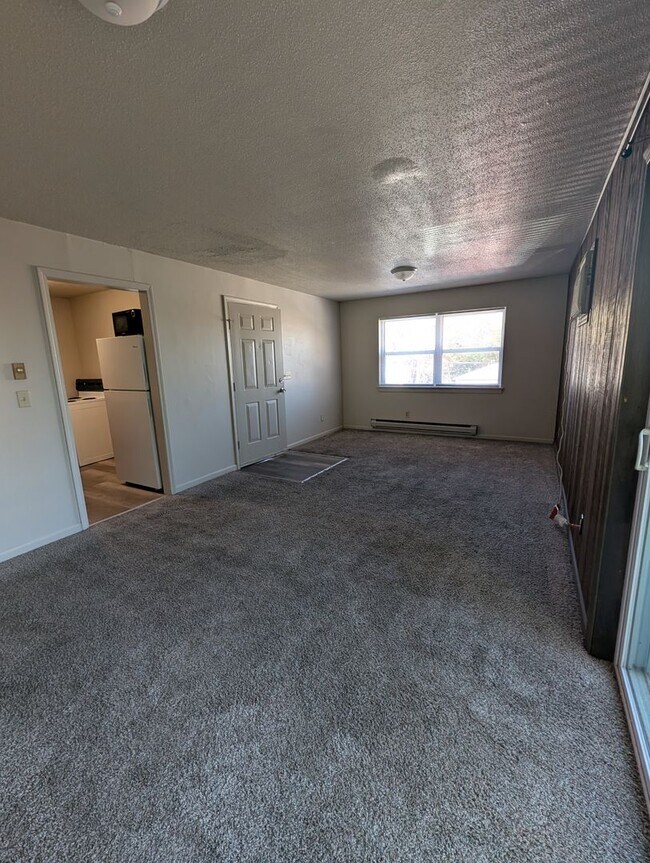 Building Photo - Upstairs 2 Bedroom Apartment