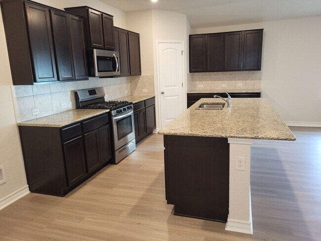 Building Photo - Pristine Home With Open Floor Plan