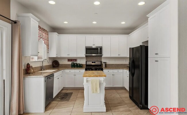 Building Photo - Spacious 3BD/2BA Home in Bakersfield's 93313 — Fully Equipped, Garage & Small Pets Welcome!