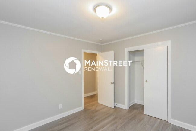Building Photo - 3 Bedroom Pet-Friendly Home in Charlotte, NC with Main Street Renewal