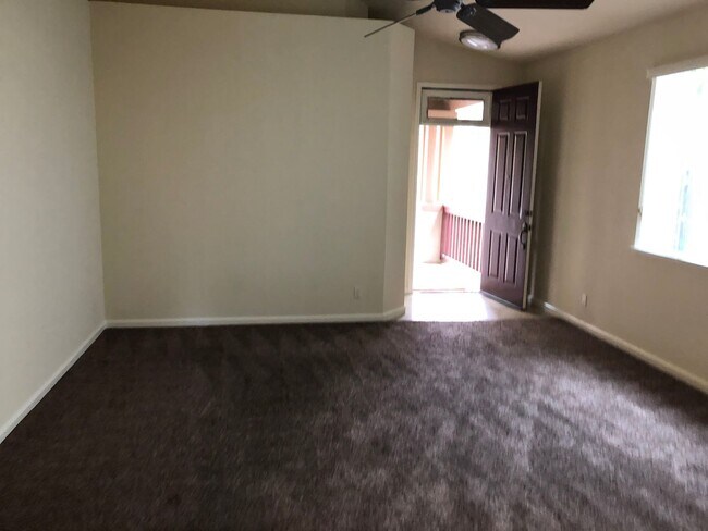 Building Photo - Well Maintained Single Level 4 Bedroom, Fo...