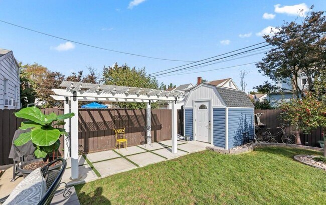 Building Photo - 234 Howell St