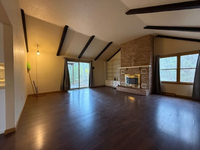 Building Photo - Private and Serene Beauty