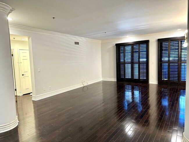 Building Photo - 850 N Croft Ave