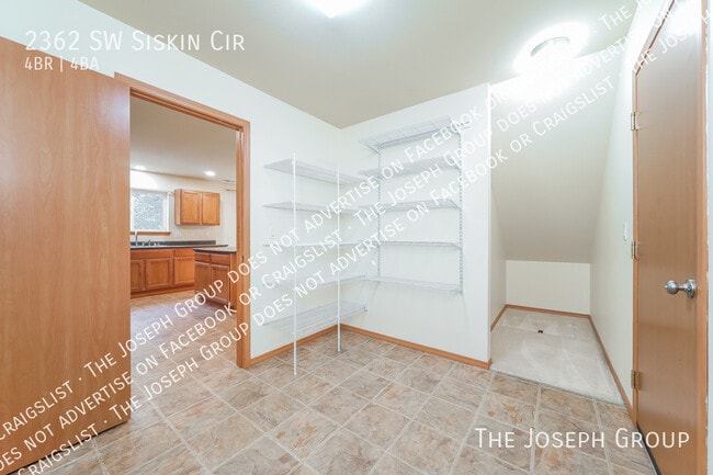 Building Photo - 2362 SW Siskin Cir
