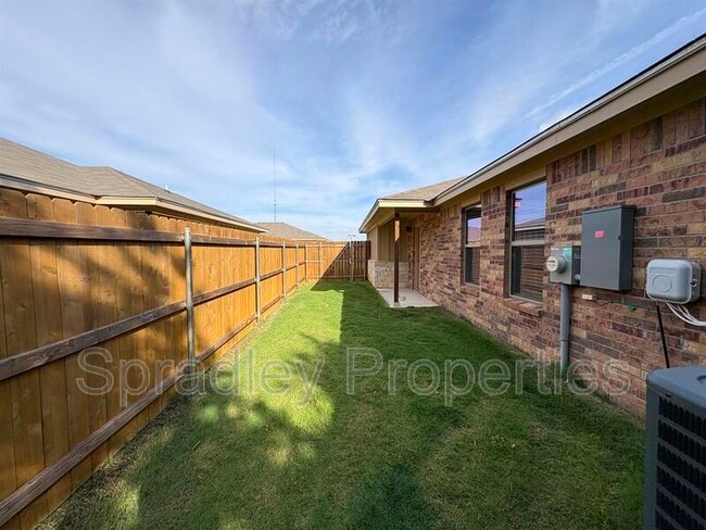 Building Photo - 1009B Llano Ct