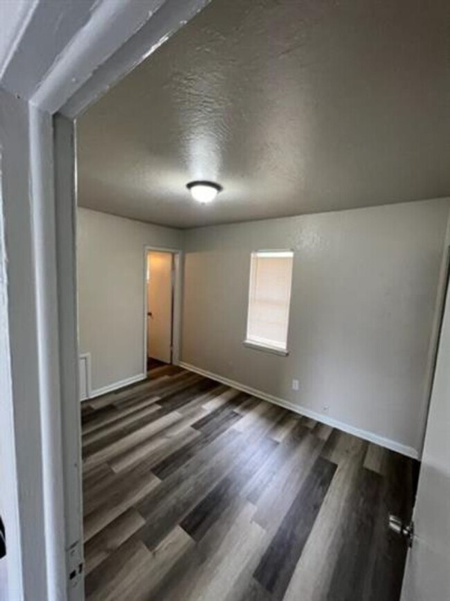 Building Photo - Perfect 1 bed unit located within walking distance of Woodson Park