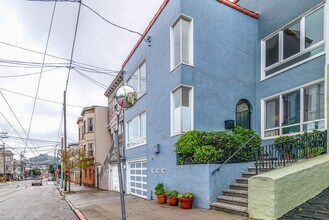 Building Photo - Noe Valley: Top Floor 2 bed 1 ba Condo w/ Finished Attic, Tandem Parking, W/D In-Unit, and Shared...