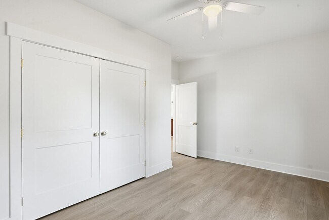 Building Photo - Spacious 3 Bedroom Home with Bonus Suite i...