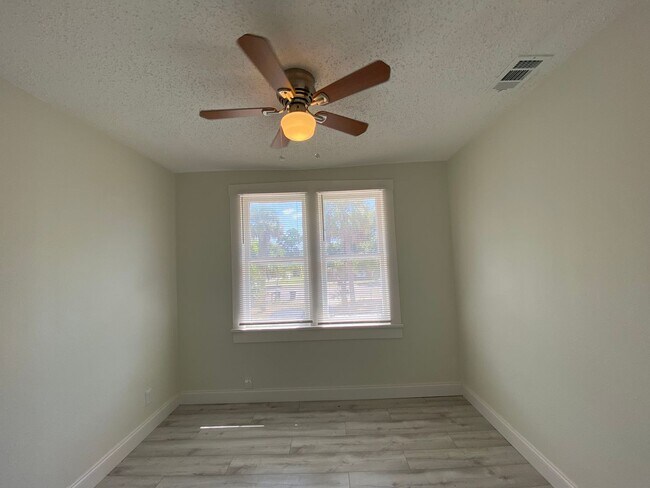 Building Photo - 18th Ave S Triplex