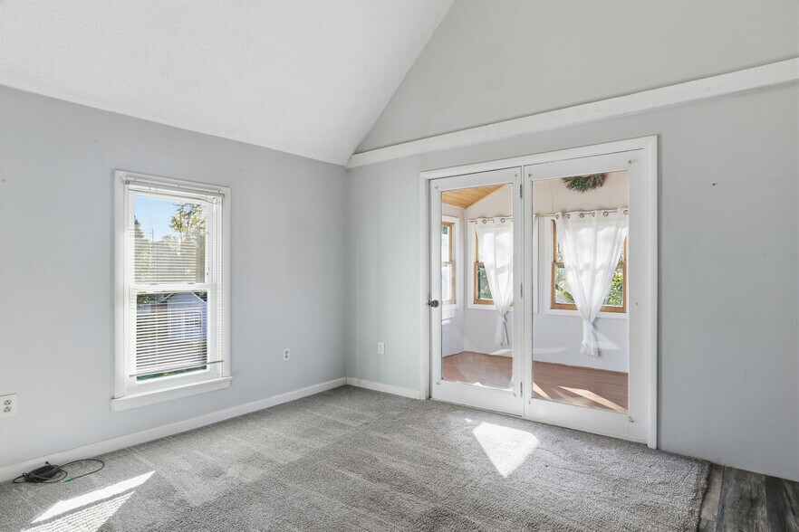 Living room - 216 W William St