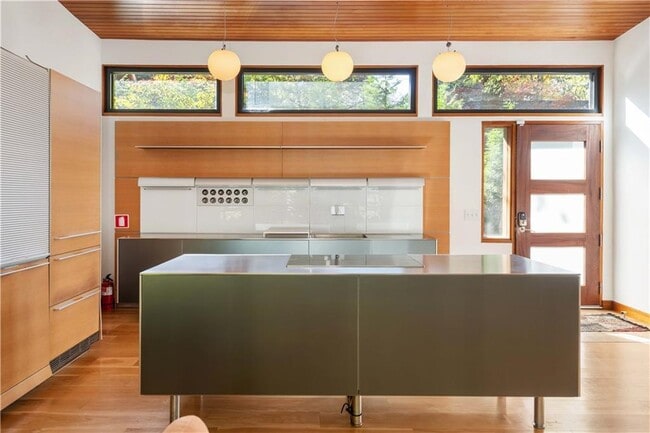 Building Photo - 515 Claire Dr NE