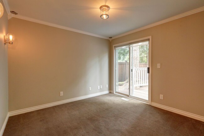 Building Photo - Beautifully Remodeled Home with Gourmet Kitchen & Fenced Yard in Klahanie