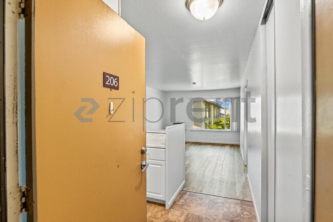 Building Photo - Unit 206