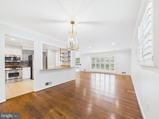 Building Photo - 9201 Cherrytree Dr