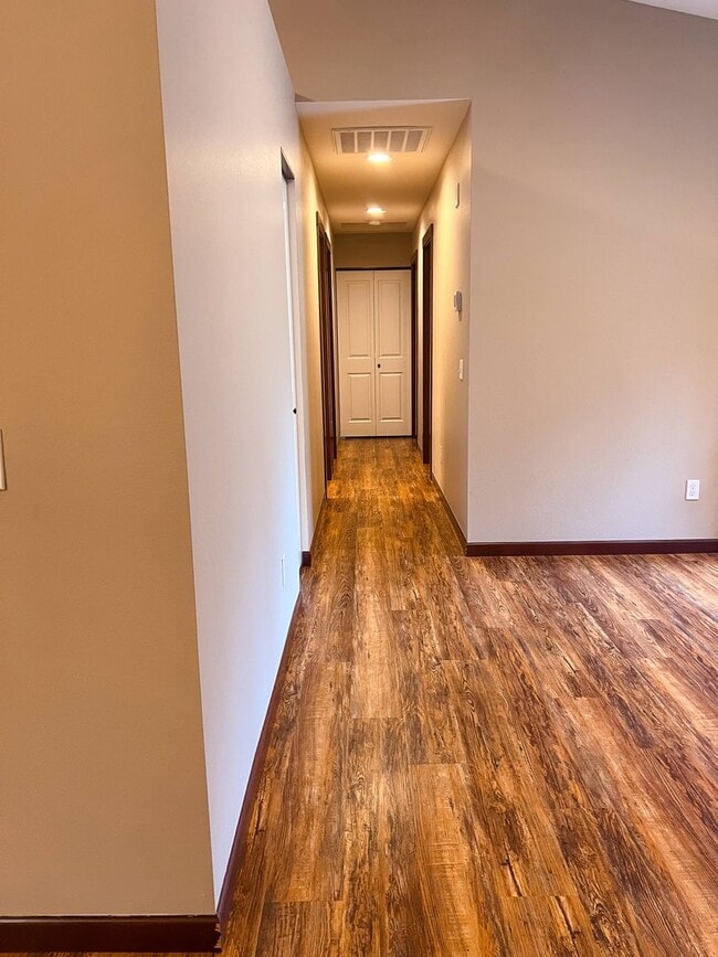 Building Photo - 3 Bed 2 Bath Rambler Gold Bar