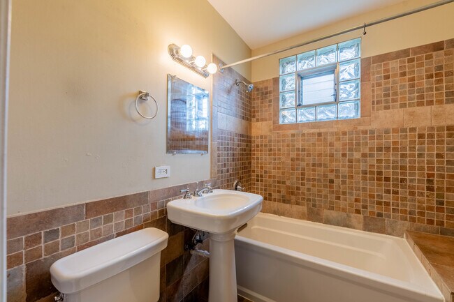 Building Photo - 2724 N Meade Ave
