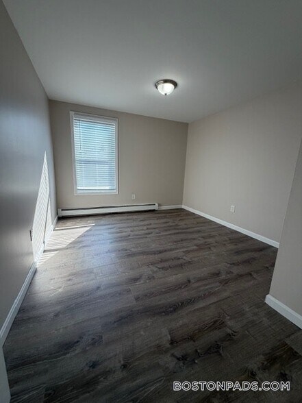 Building Photo - 663 Middle St