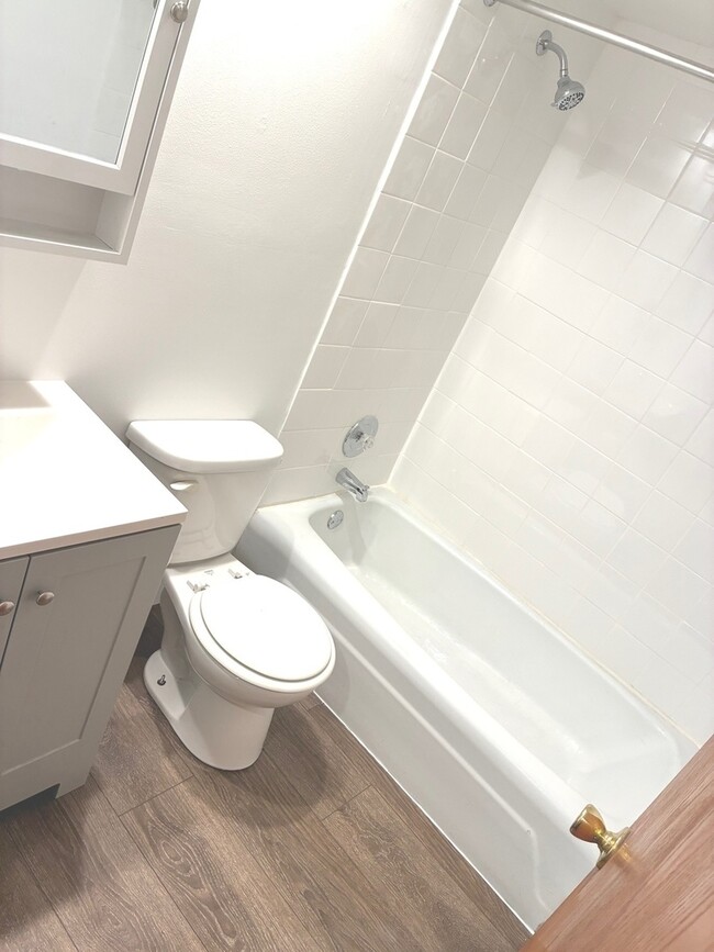 Building Photo - 5420 N Kenmore Ave