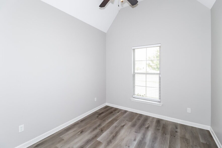 Building Photo - 45 Green Hills Dr