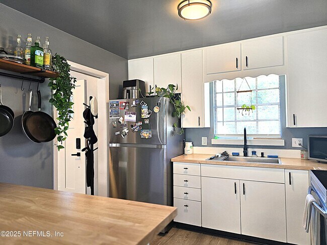 Building Photo - 3437 Lenczyk Dr W