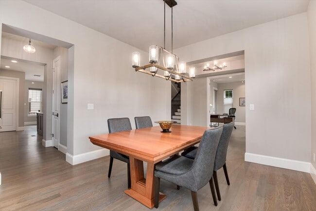 Building Photo - Furnished Home - Move in Ready!