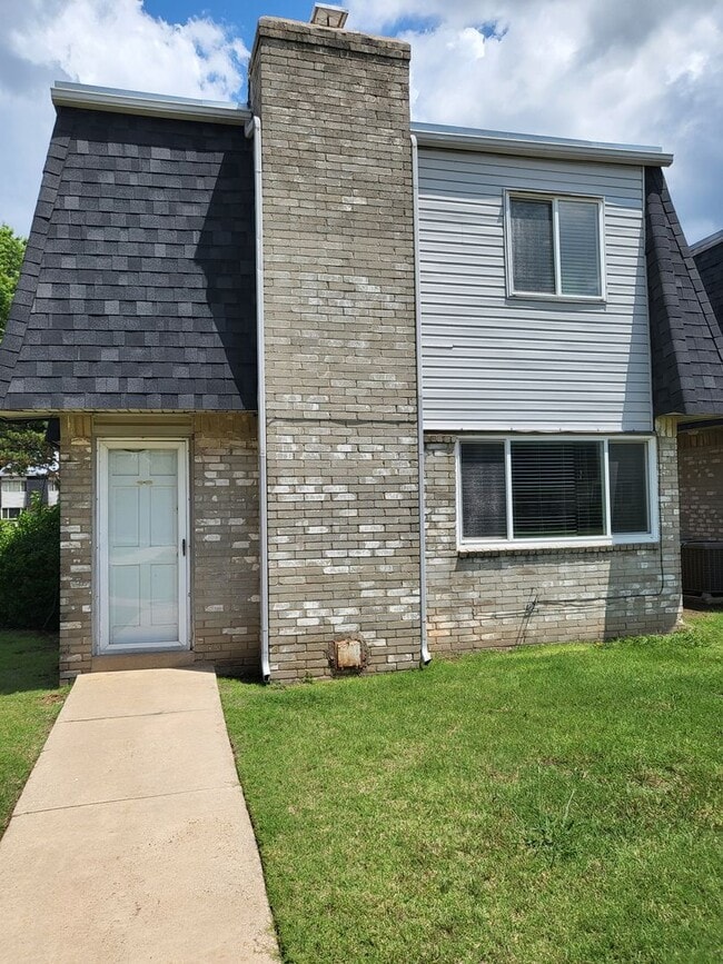 Building Photo - (2) Bed+Study/(2.5) Bath Townhome w/ Pool Access! Available NOW!