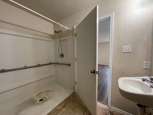 Building Photo - BEAUTIFUL 4 BR W/ MASTER DOWN*HARDWOOD FLOORING IN DINING/ENTRY, LIVING ROOM, MASTER BR AND MASTE...