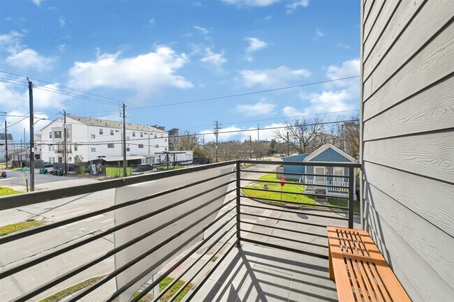 Building Photo - 3313 Baer St