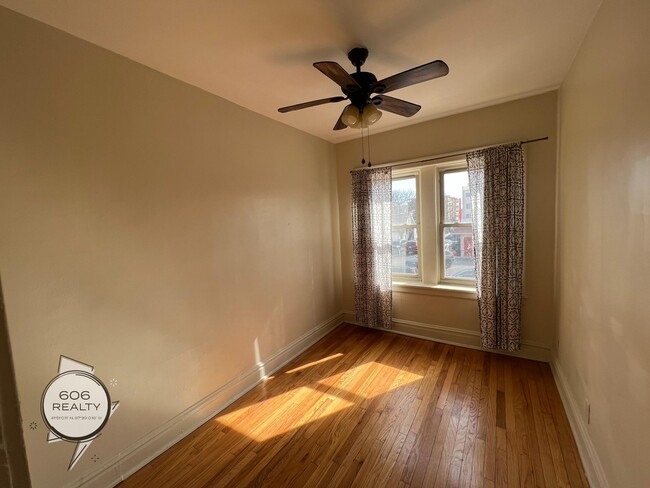 Building Photo - Bright and Sunny Forest Park Apts!