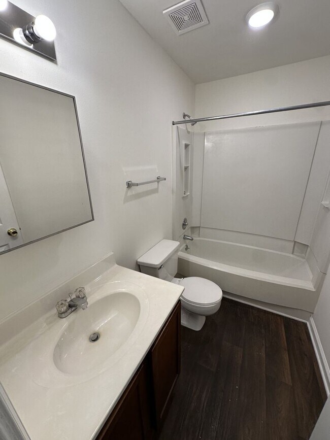 Building Photo - 2 Bedroom 2 Bathroom Condo!