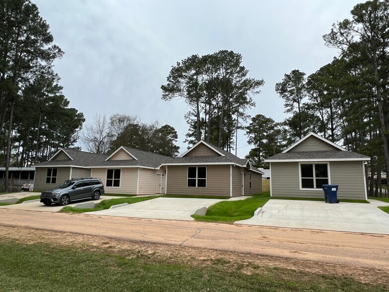 Building Photo - 11595 Persimmon St