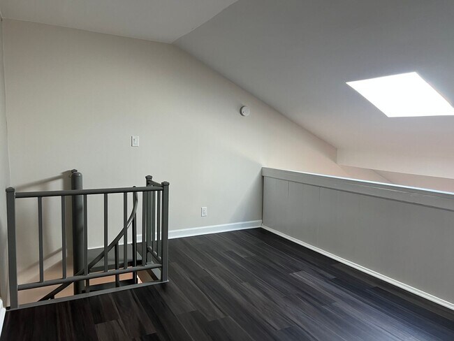 Building Photo - One-bedroom, One-bath Condo with Loft in S...