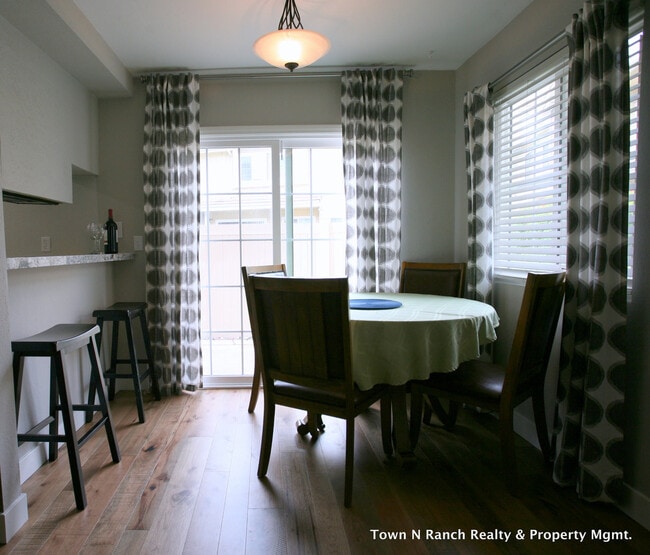 Building Photo - 3Br 2 1/2Ba, 2 Story Condo Avail May 1st short term lease