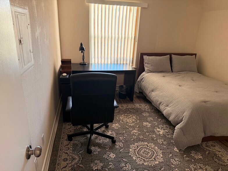 Building Photo - 8889 Caminito Plaza Centro