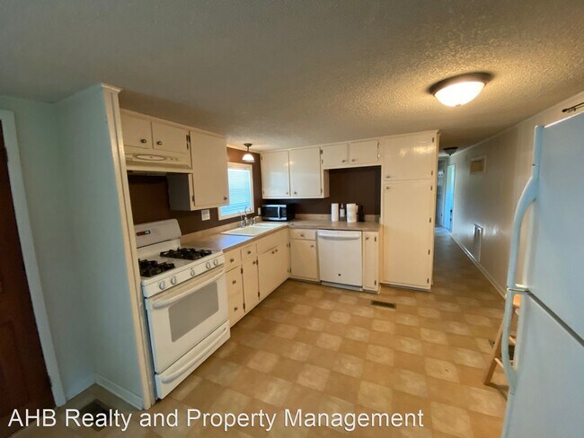 Building Photo - 3 br, 1.5 bath House - 407 Roma Rd.