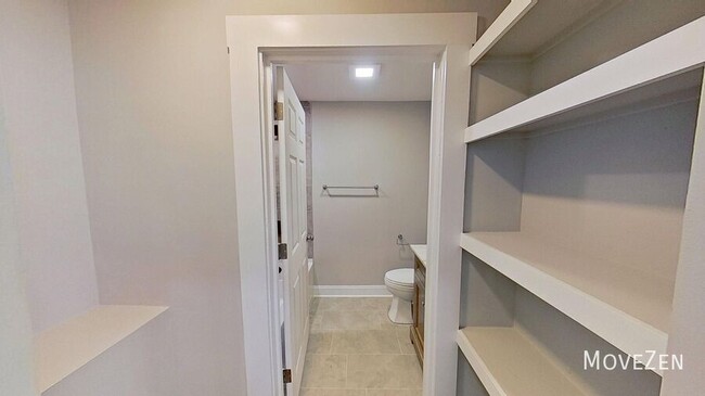 Building Photo - 9 Ratcale Ln