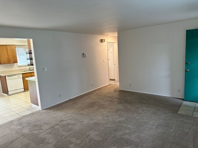 Building Photo - 2 Bedroom 1 Bathroom Home with a Backyard!