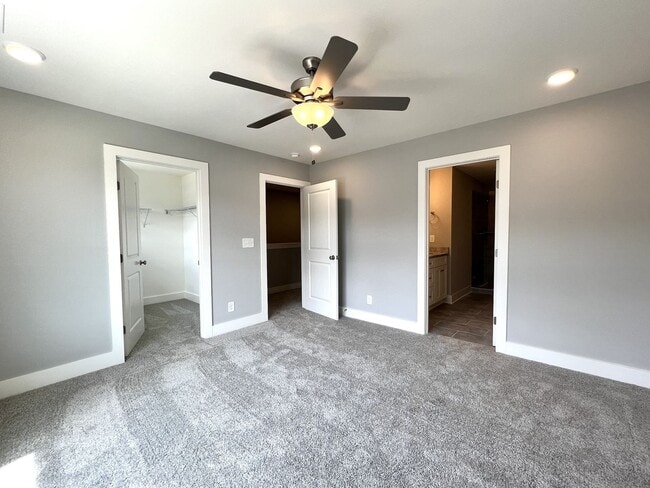 Building Photo - TOWNHOME ON WEST SIDE NEAR FIVE OAKS GOLF ...