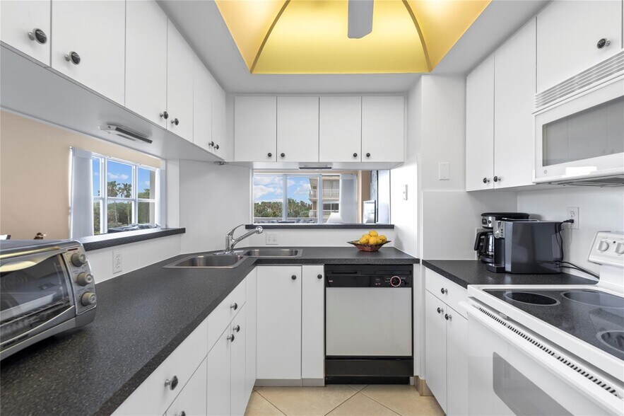 Building Photo - 4010 Galt Ocean Dr